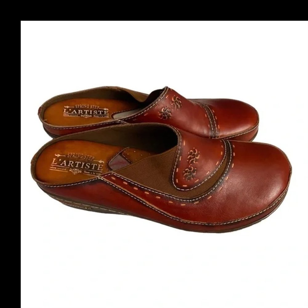 L'ARTISTE Spring Step Chino Slip-on Mule Clogs with Goring in Camel Leather